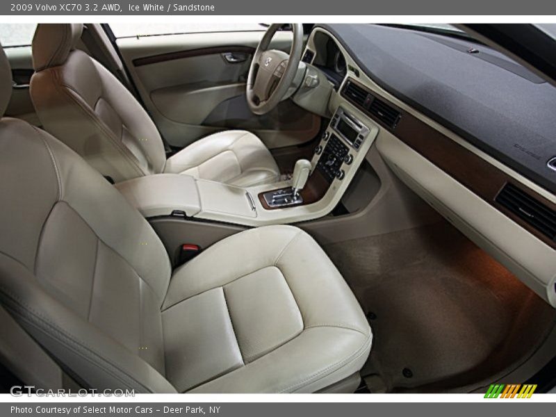 Ice White / Sandstone 2009 Volvo XC70 3.2 AWD