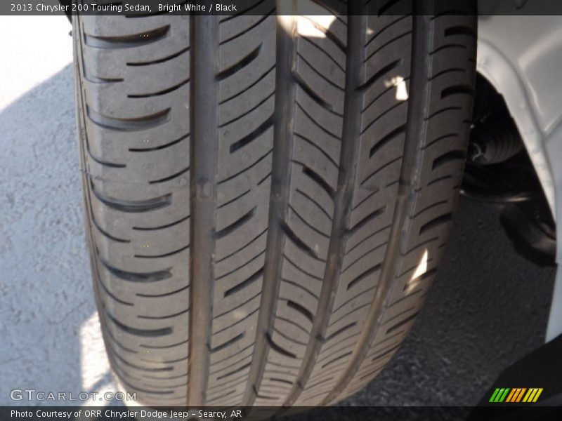 Bright White / Black 2013 Chrysler 200 Touring Sedan