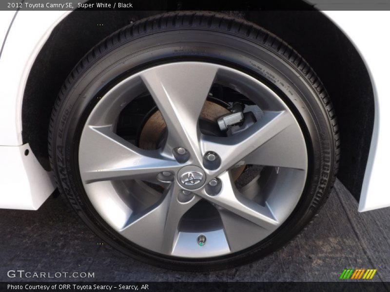 Super White / Black 2012 Toyota Camry SE