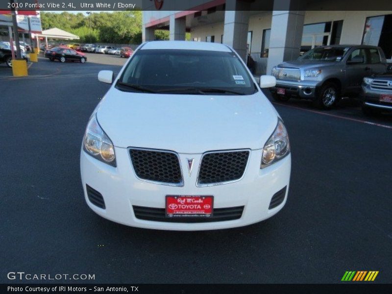 Ultra White / Ebony 2010 Pontiac Vibe 2.4L
