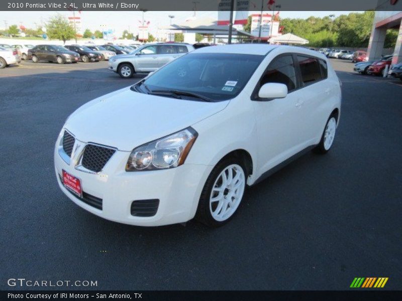 Ultra White / Ebony 2010 Pontiac Vibe 2.4L