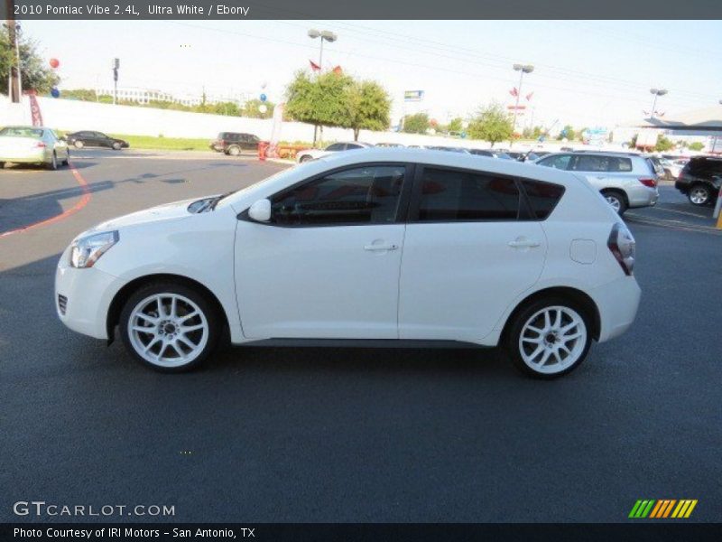 Ultra White / Ebony 2010 Pontiac Vibe 2.4L