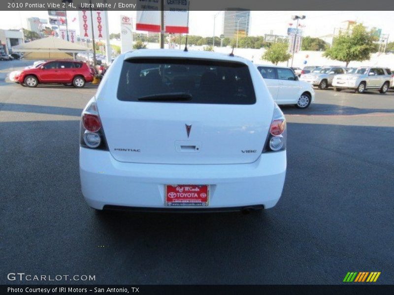 Ultra White / Ebony 2010 Pontiac Vibe 2.4L