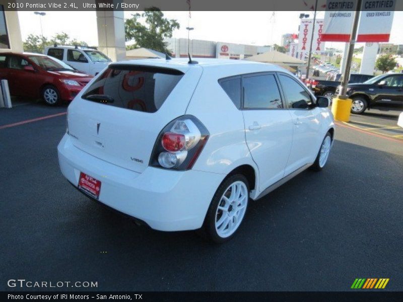 Ultra White / Ebony 2010 Pontiac Vibe 2.4L