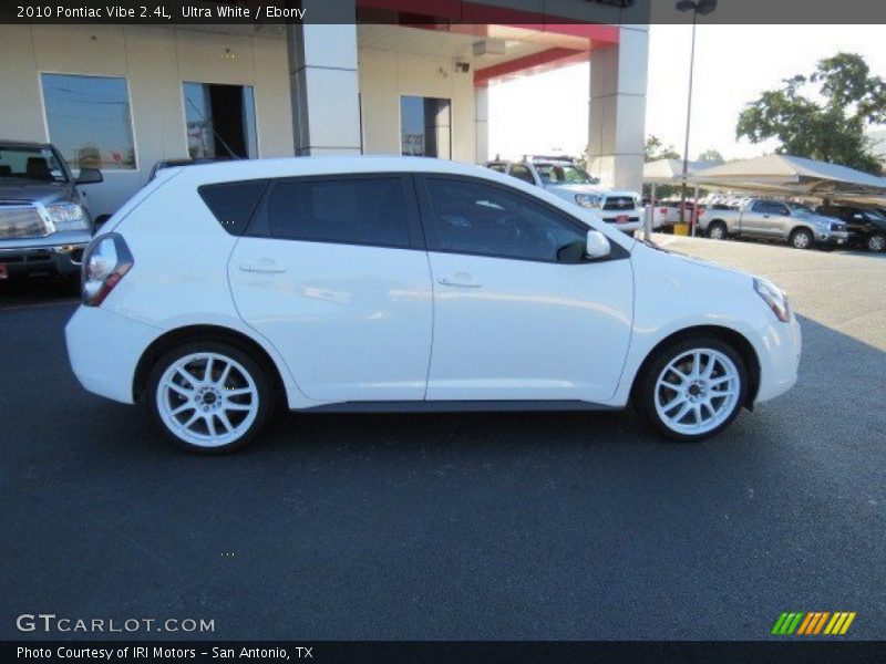 Ultra White / Ebony 2010 Pontiac Vibe 2.4L