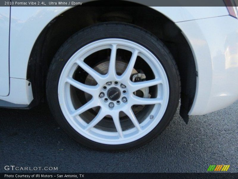 Ultra White / Ebony 2010 Pontiac Vibe 2.4L