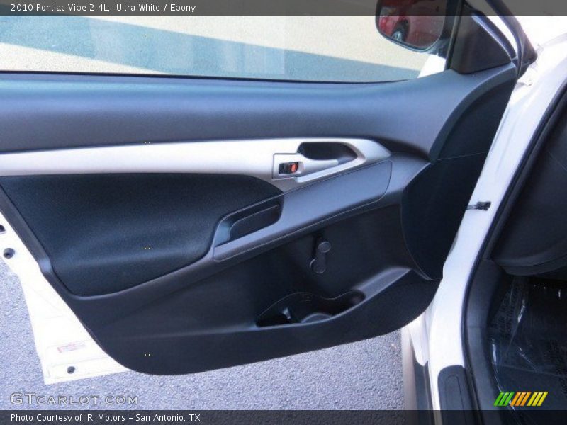 Ultra White / Ebony 2010 Pontiac Vibe 2.4L