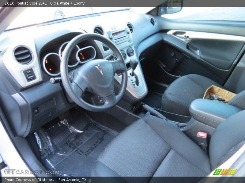 Ultra White / Ebony 2010 Pontiac Vibe 2.4L