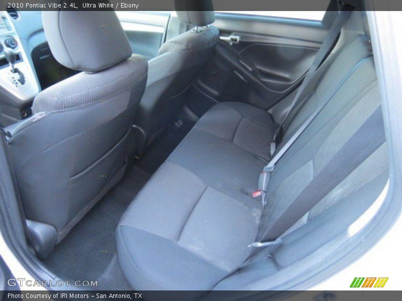 Ultra White / Ebony 2010 Pontiac Vibe 2.4L