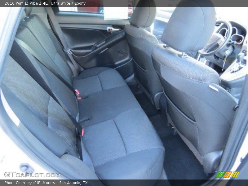 Ultra White / Ebony 2010 Pontiac Vibe 2.4L
