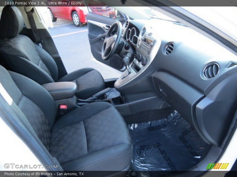 Ultra White / Ebony 2010 Pontiac Vibe 2.4L