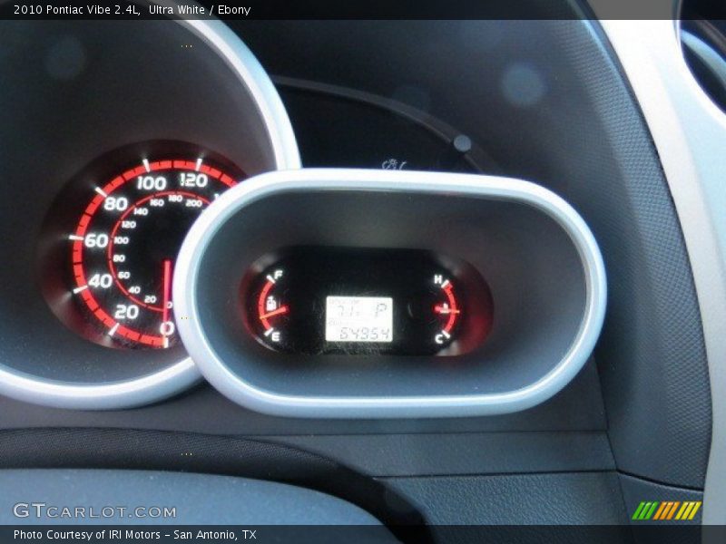 Ultra White / Ebony 2010 Pontiac Vibe 2.4L