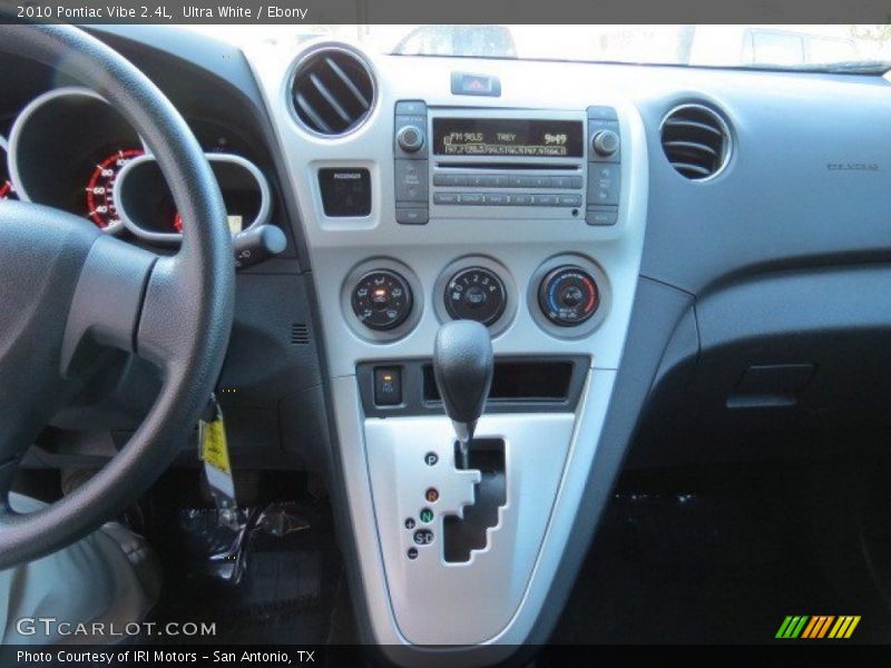 Ultra White / Ebony 2010 Pontiac Vibe 2.4L