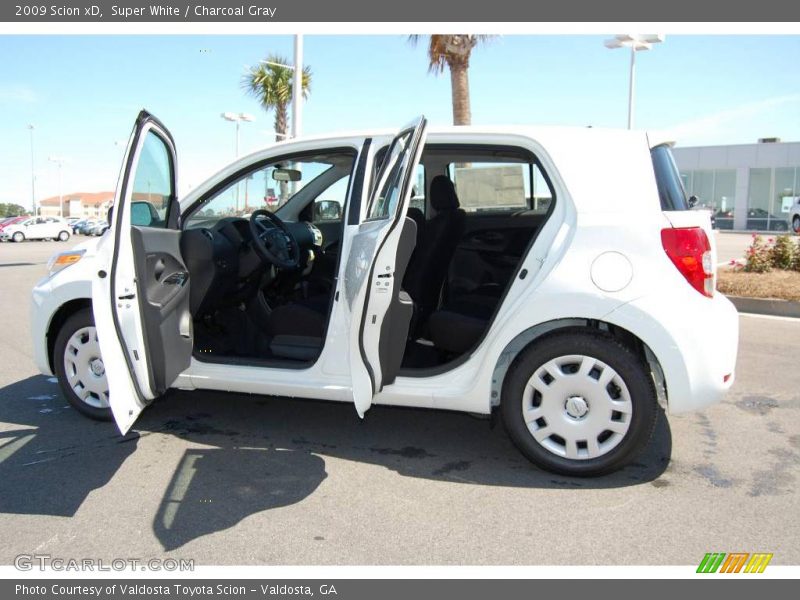 Super White / Charcoal Gray 2009 Scion xD