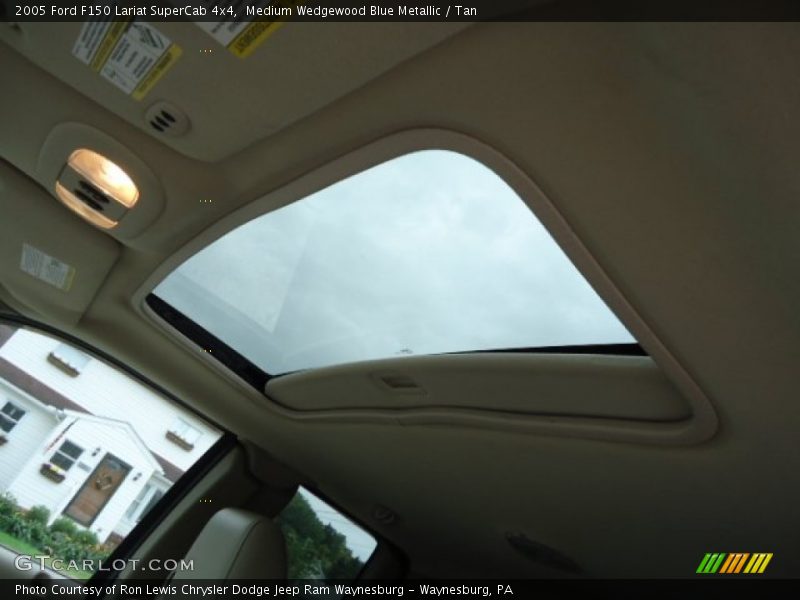 Medium Wedgewood Blue Metallic / Tan 2005 Ford F150 Lariat SuperCab 4x4