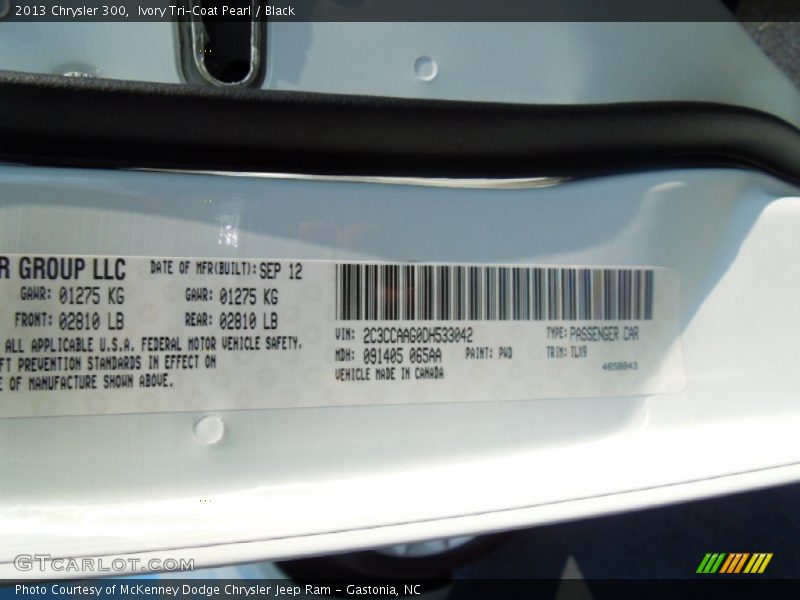 Ivory Tri-Coat Pearl / Black 2013 Chrysler 300