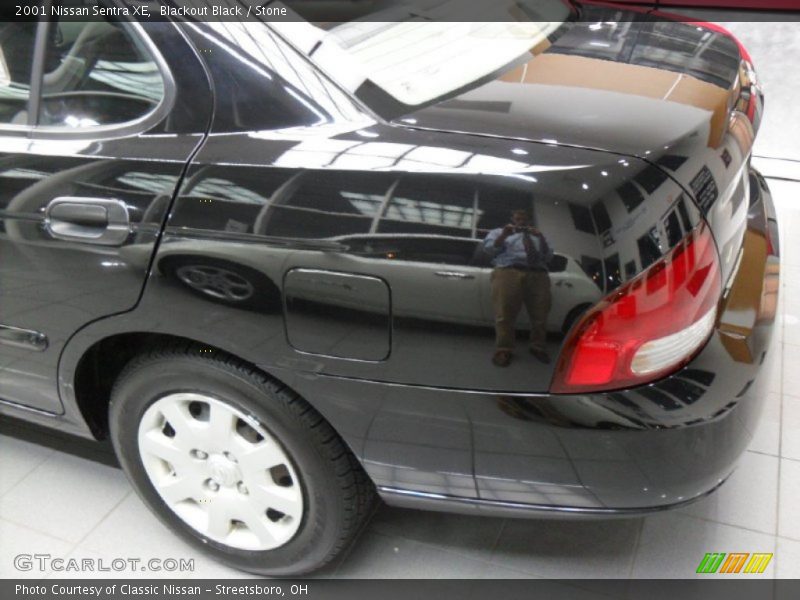 Blackout Black / Stone 2001 Nissan Sentra XE