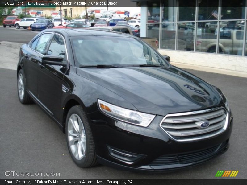 Front 3/4 View of 2013 Taurus SEL