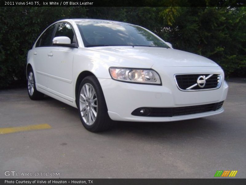Ice White / Off Black Leather 2011 Volvo S40 T5