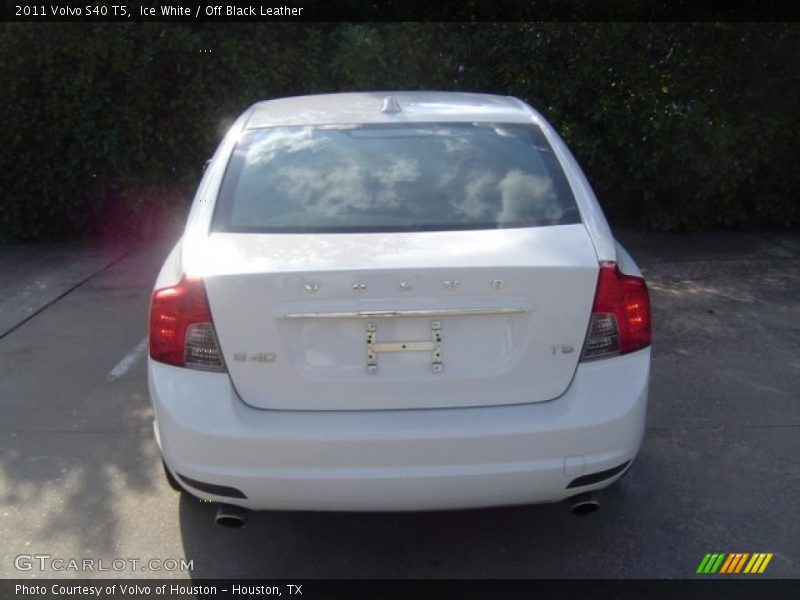 Ice White / Off Black Leather 2011 Volvo S40 T5