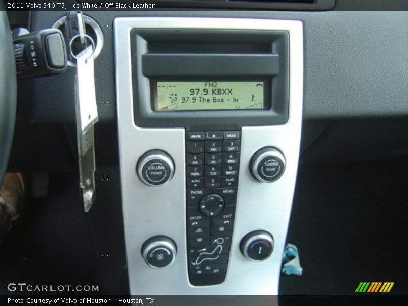 Ice White / Off Black Leather 2011 Volvo S40 T5