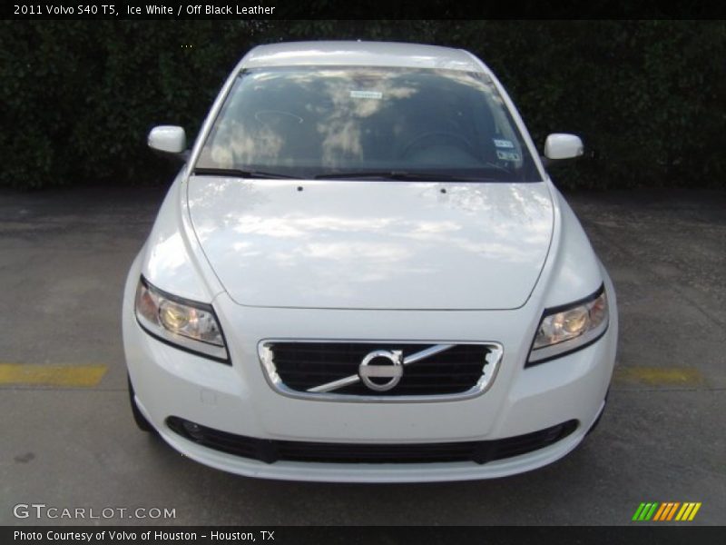 Ice White / Off Black Leather 2011 Volvo S40 T5