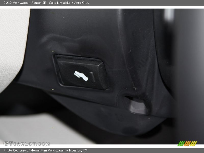 Calla Lily White / Aero Gray 2012 Volkswagen Routan SE