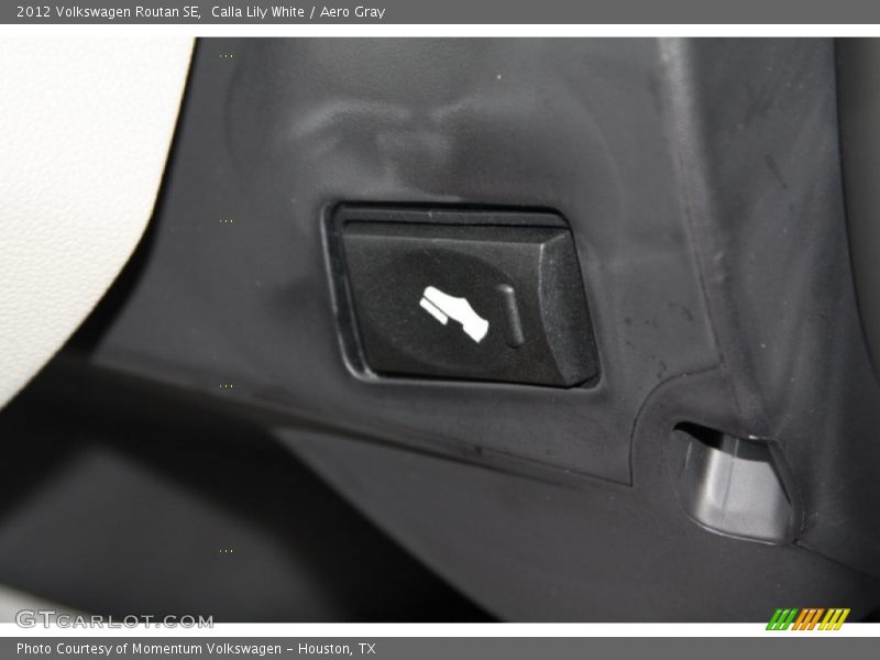 Calla Lily White / Aero Gray 2012 Volkswagen Routan SE