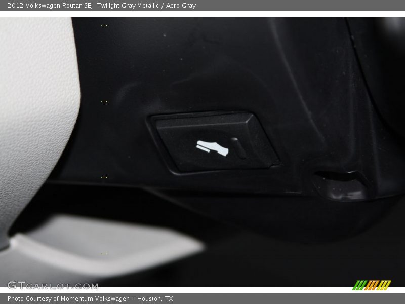Twilight Gray Metallic / Aero Gray 2012 Volkswagen Routan SE