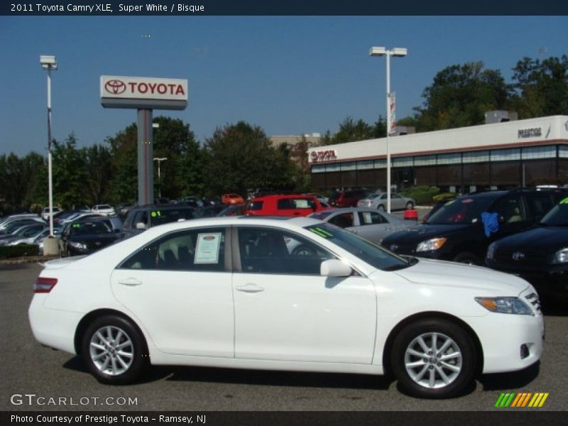 Super White / Bisque 2011 Toyota Camry XLE