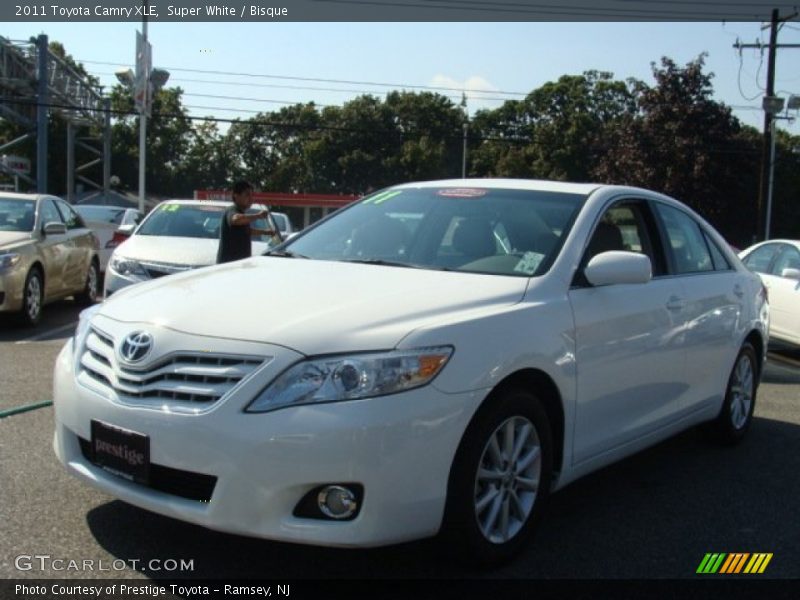 Super White / Bisque 2011 Toyota Camry XLE