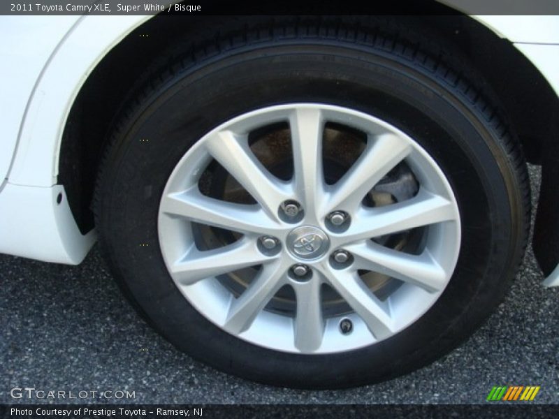 Super White / Bisque 2011 Toyota Camry XLE