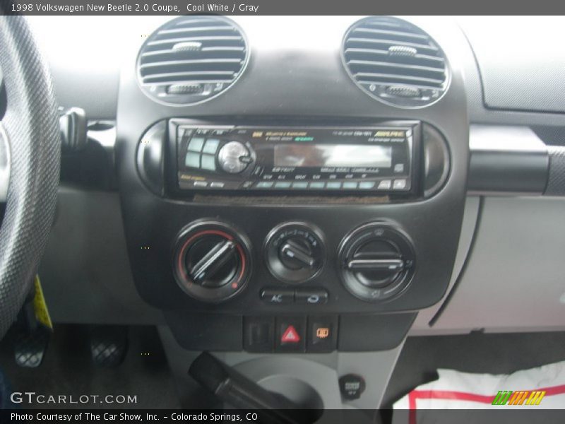 Cool White / Gray 1998 Volkswagen New Beetle 2.0 Coupe