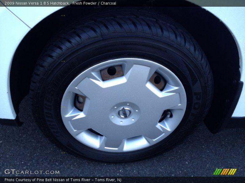 Fresh Powder / Charcoal 2009 Nissan Versa 1.8 S Hatchback