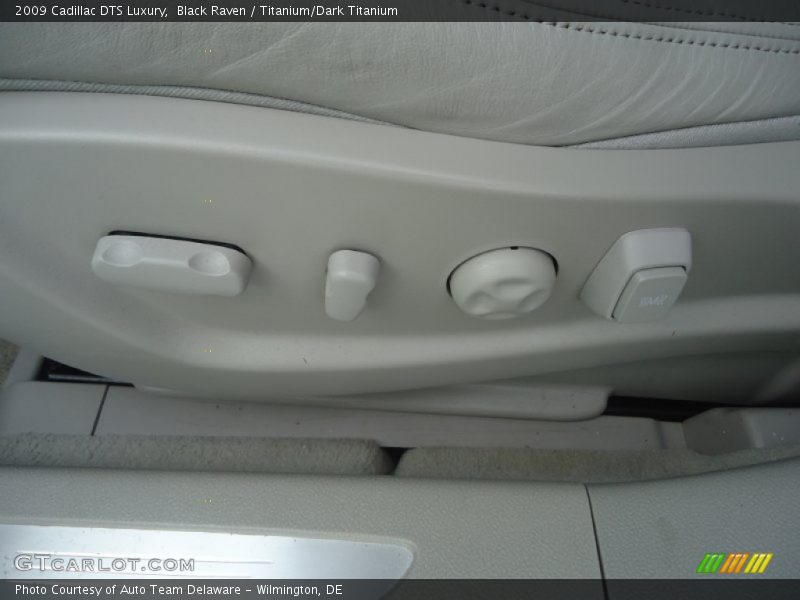 Black Raven / Titanium/Dark Titanium 2009 Cadillac DTS Luxury
