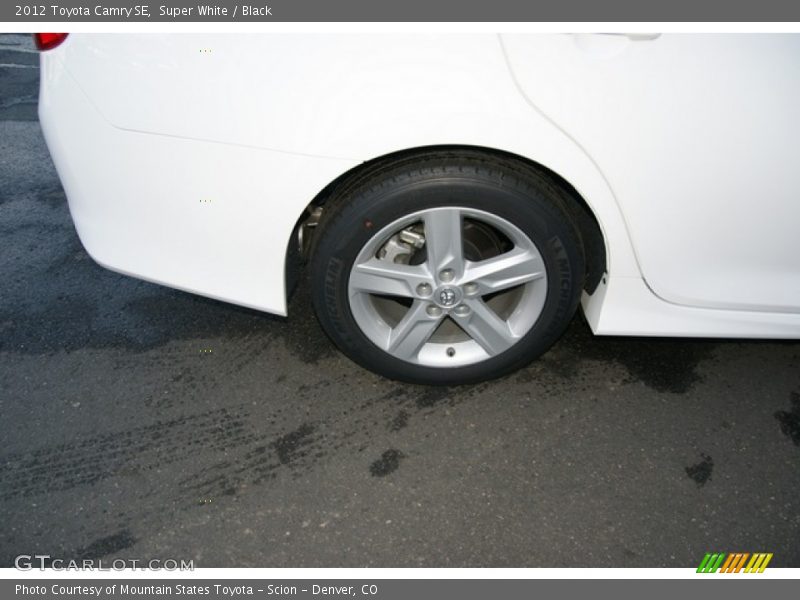 Super White / Black 2012 Toyota Camry SE