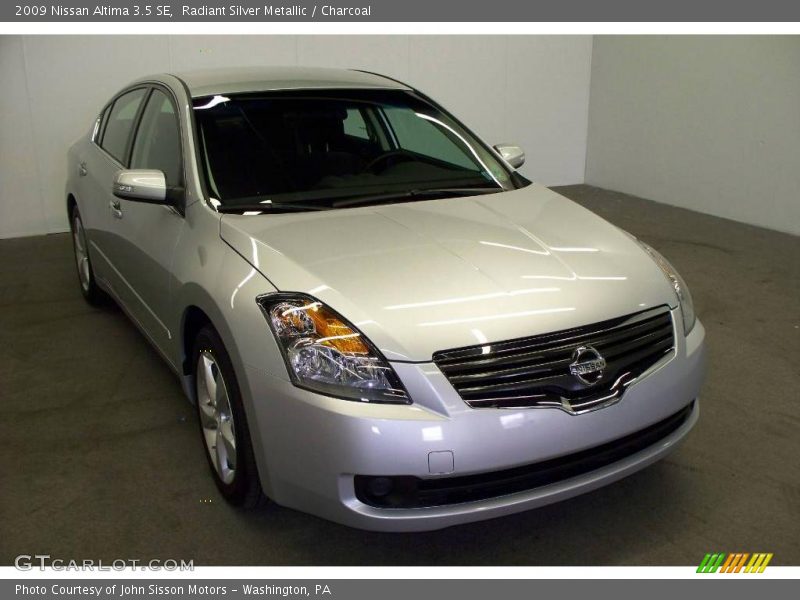 Radiant Silver Metallic / Charcoal 2009 Nissan Altima 3.5 SE