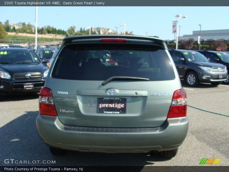 Oasis Green Pearl / Ivory 2005 Toyota Highlander V6 4WD