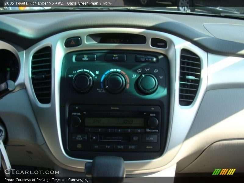 Oasis Green Pearl / Ivory 2005 Toyota Highlander V6 4WD
