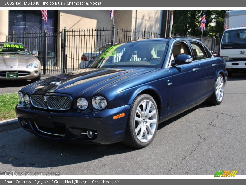 Front 3/4 View of 2009 XJ XJ8