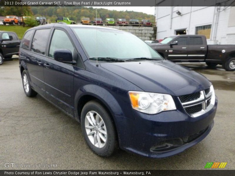 Front 3/4 View of 2013 Grand Caravan SXT