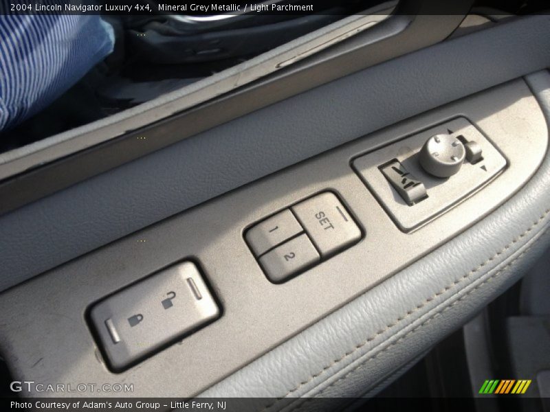 Mineral Grey Metallic / Light Parchment 2004 Lincoln Navigator Luxury 4x4
