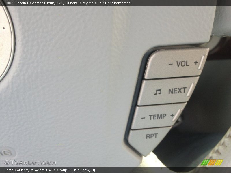 Mineral Grey Metallic / Light Parchment 2004 Lincoln Navigator Luxury 4x4