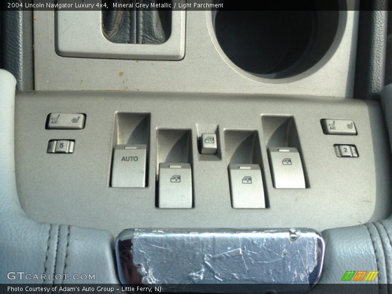 Mineral Grey Metallic / Light Parchment 2004 Lincoln Navigator Luxury 4x4
