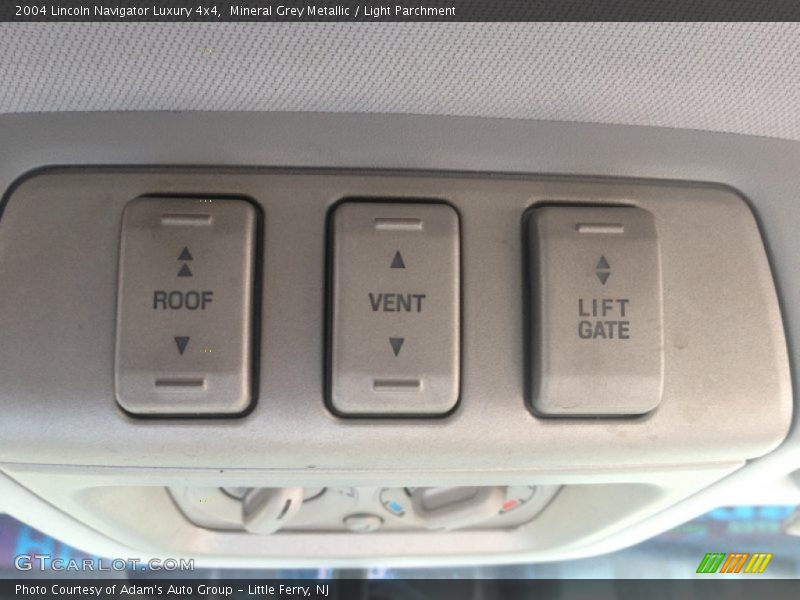 Mineral Grey Metallic / Light Parchment 2004 Lincoln Navigator Luxury 4x4