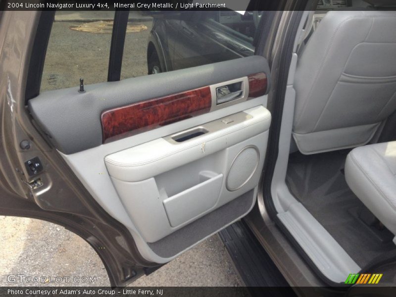 Mineral Grey Metallic / Light Parchment 2004 Lincoln Navigator Luxury 4x4