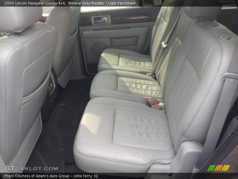 Mineral Grey Metallic / Light Parchment 2004 Lincoln Navigator Luxury 4x4