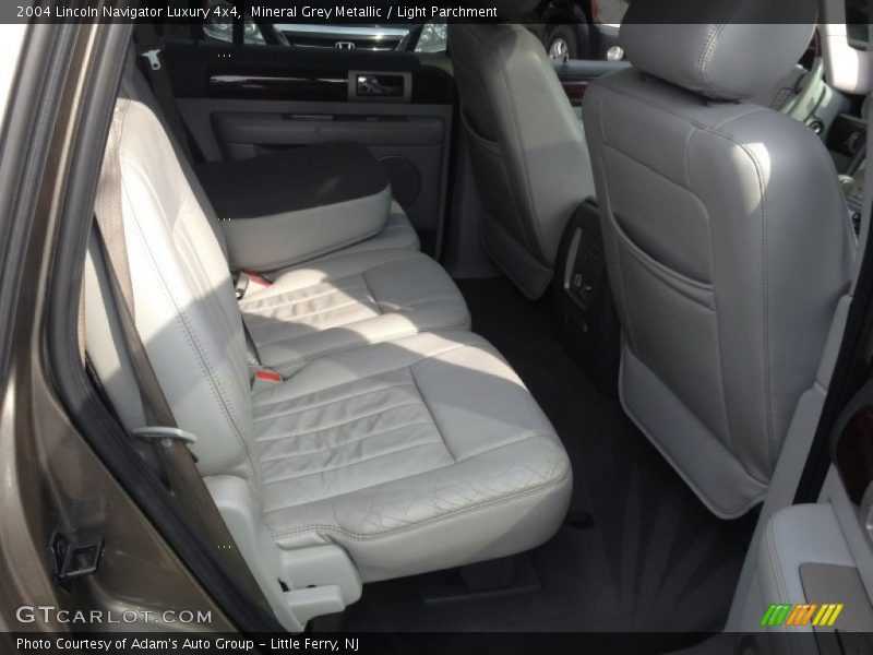 Mineral Grey Metallic / Light Parchment 2004 Lincoln Navigator Luxury 4x4