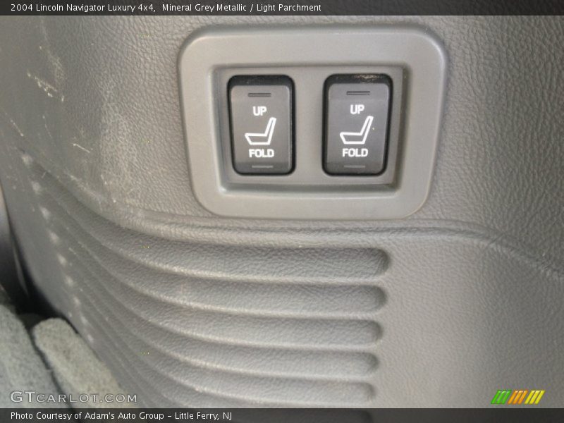 Mineral Grey Metallic / Light Parchment 2004 Lincoln Navigator Luxury 4x4
