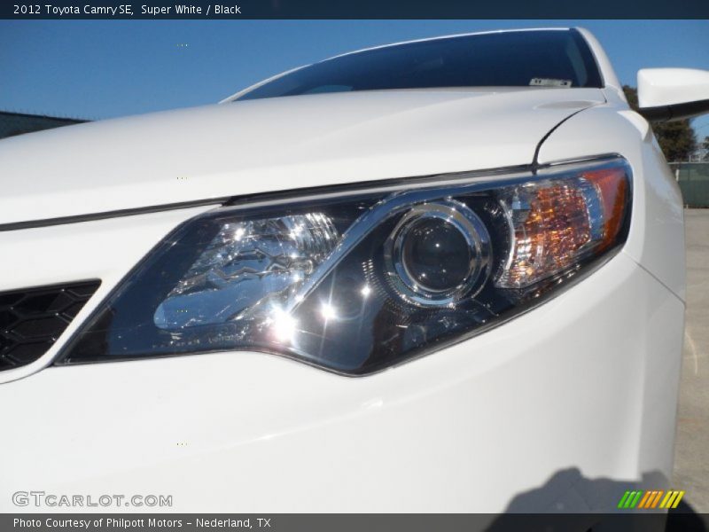 Super White / Black 2012 Toyota Camry SE